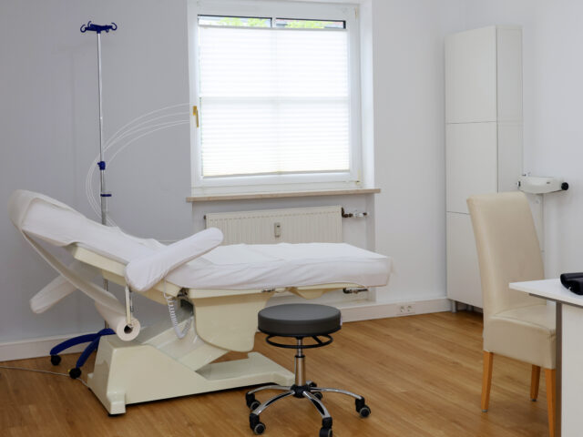 Untersuchungsliege Behandlungszimmer 1