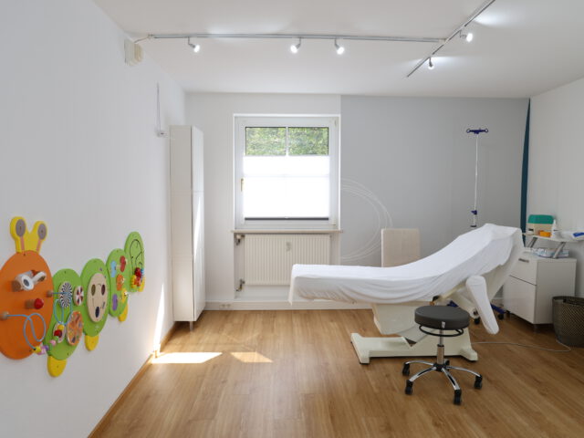 Behandlungszimmer 2 Untersuchungsliege